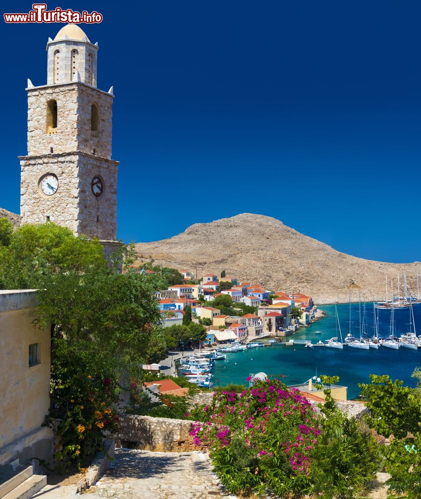 Immagine Il campanile dell'isola di Chalki, Grecia. Sullo sfondo il porticciolo di quest'isola del Dodecaneso, arcipelago composto da oltre 160 fra isole e isolotti di cui solo 26 abitati.