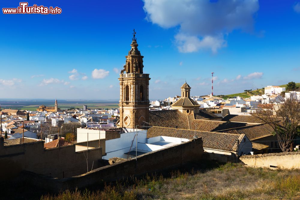 Immagine Il campanile di Osuna, Andalusia, Spagna. La città sorge fra la Cordigliera Betica e il Guadalquivir su un colle.