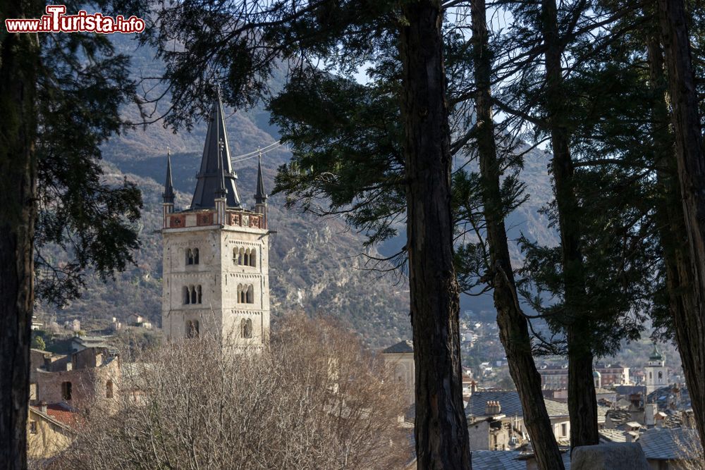 Immagine Il campanile di San Giusto a Susa, provincia di Torino, Piemonte. Sorge nel centro storico della città in Piazza Savoia accanto a un'antica porta delle mura romane.