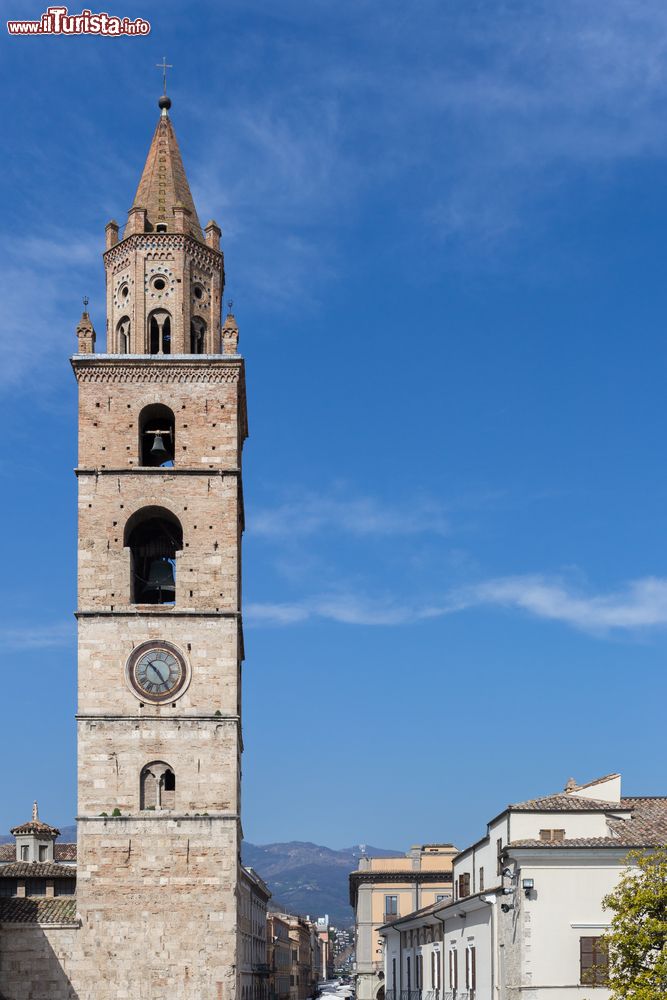 Immagine Il campanile di Teramo, Abruzzo. La torre, alta circa 50 metri, mostra successivi interventi costruttivi: la parte inferiore venne realizzata fra il XII° e il XIII° secolo, quella intermedia risale al XIV° secolo mentre il coronamento ottagonale è del XV° secolo. Il campanile possiede diverse campane caratterizzate da un peso differente.