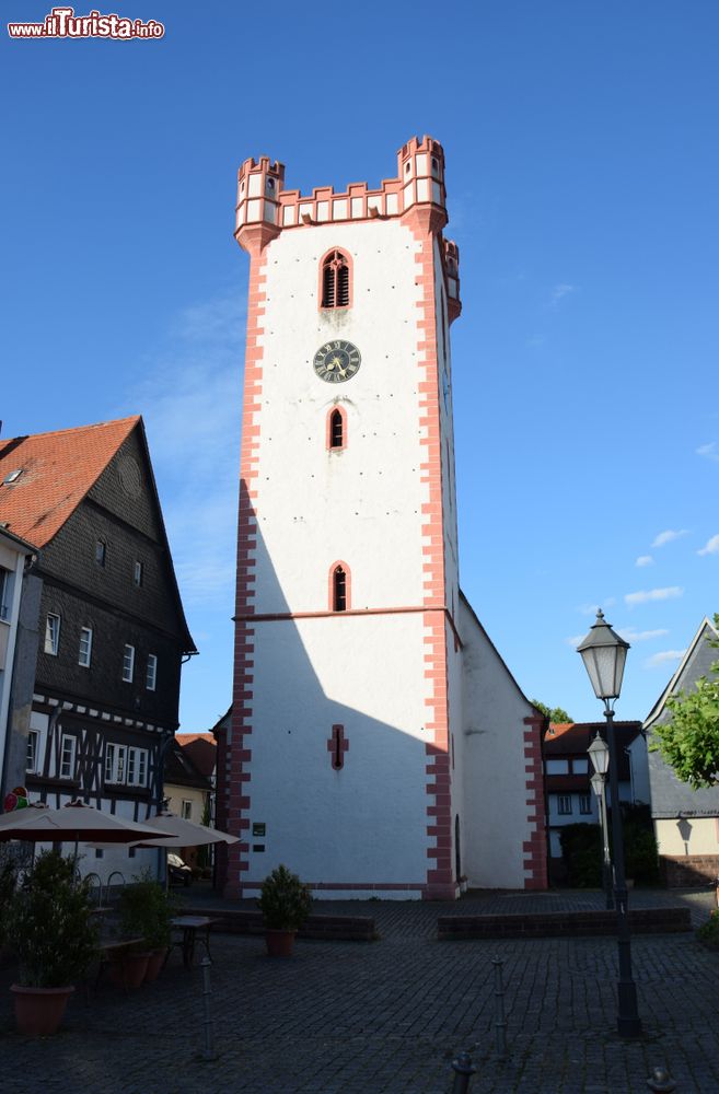 Immagine Il campanile di una chiesa a Hanau-Steinheim