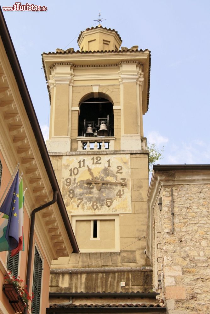 Immagine Il campanile di una chiesa di Gargnano, Lombardia, Italia.