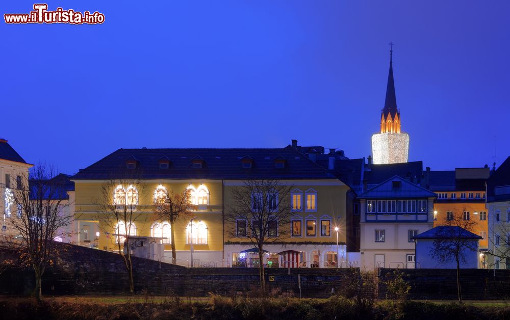 Immagine Il campanile di Villach illuminato durante l'Avvento, Austria.