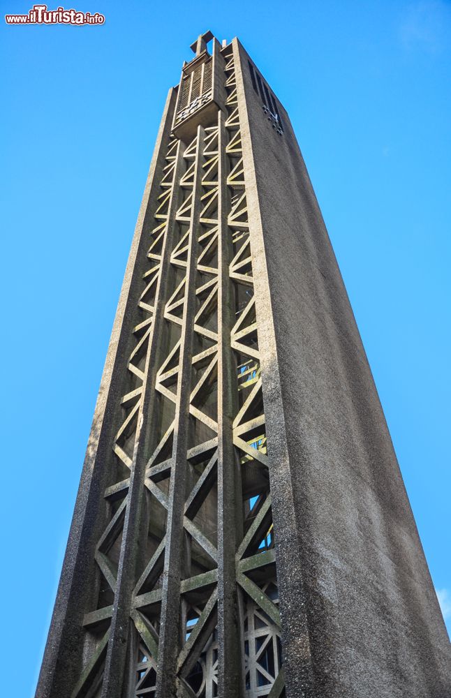 Immagine Il campanile moderno dell'Abbazia di Santa Croce a Saint-Lo (Francia).