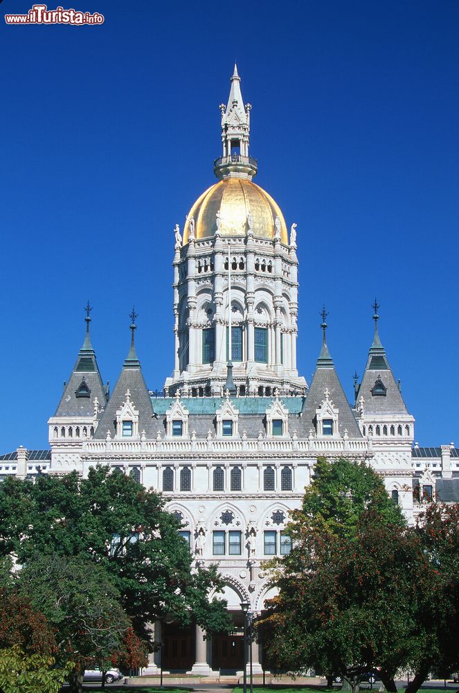 Immagine Il Campidoglio di Hartford con la cupola dorata, Connecticut (USA). Siamo nel verde di Bushnell Park.