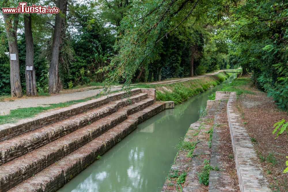 Immagine Il Canale dei Molini a Lugo e i gradini dello storico Ponte delle Lavandaie - © Vivida Photo PC / Shutterstock.com