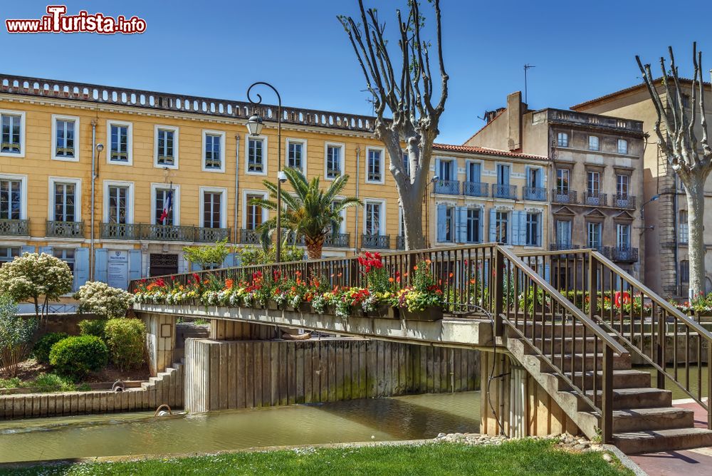 Immagine Il canale della Robine nel centro di Narbona, Francia. Questo canale collega l'Aude con il Mar Mediterraneo. E' iscritto nella lista dei Patrimoni Mondiali dell'Unesco.