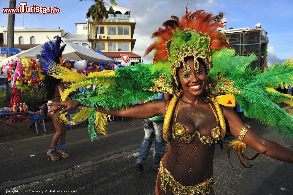 Immagine Il carnevale cittadino a Fort-de-France, isola di Martinica: 4 giorni di balli, canti e sfilate - © T photography / Shutterstock.com