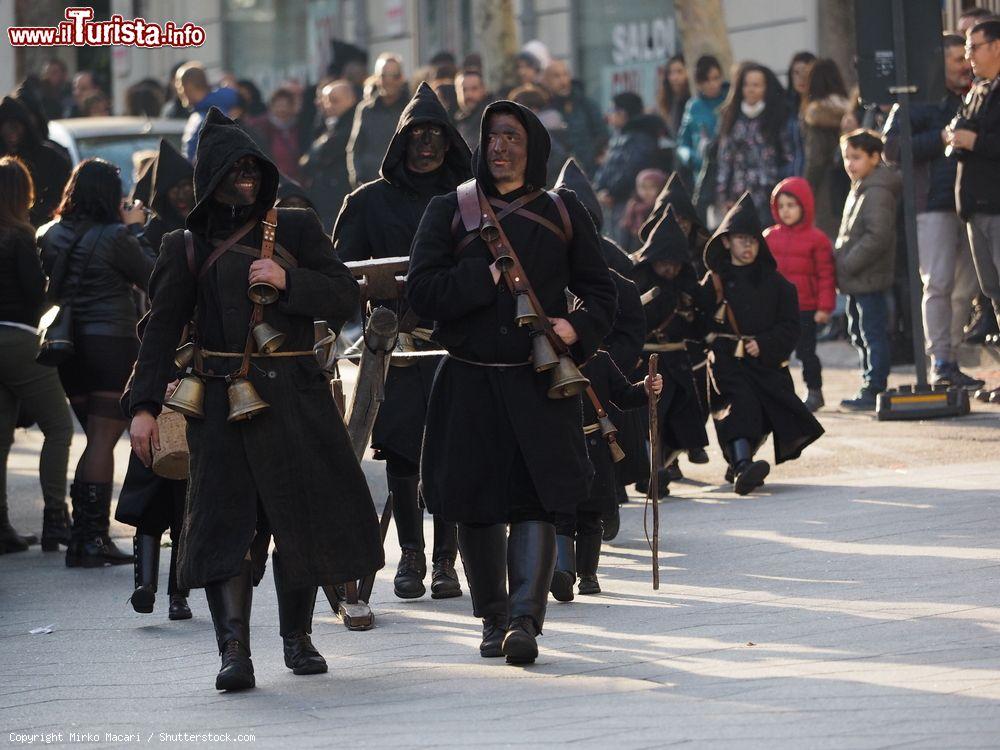 Immagine Il Carnevale di Nuoro in Sardegna: le maschere Issohadores and mamuthones in parata nel centro - © Mirko Macari / Shutterstock.com