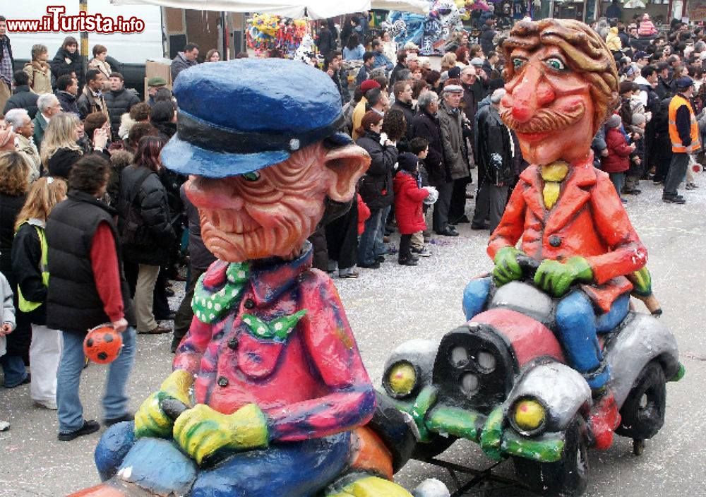 Immagine Il Carnevale di San Grugnone la sfilata dei carri a Conselice, provincia di Ravenna