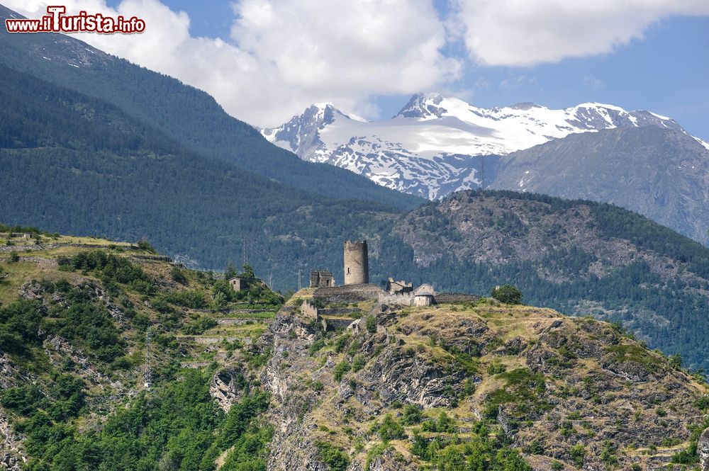 Immagine Il casello di Chatel-Villeneuve ad Aosta tra le cime delle Alpi