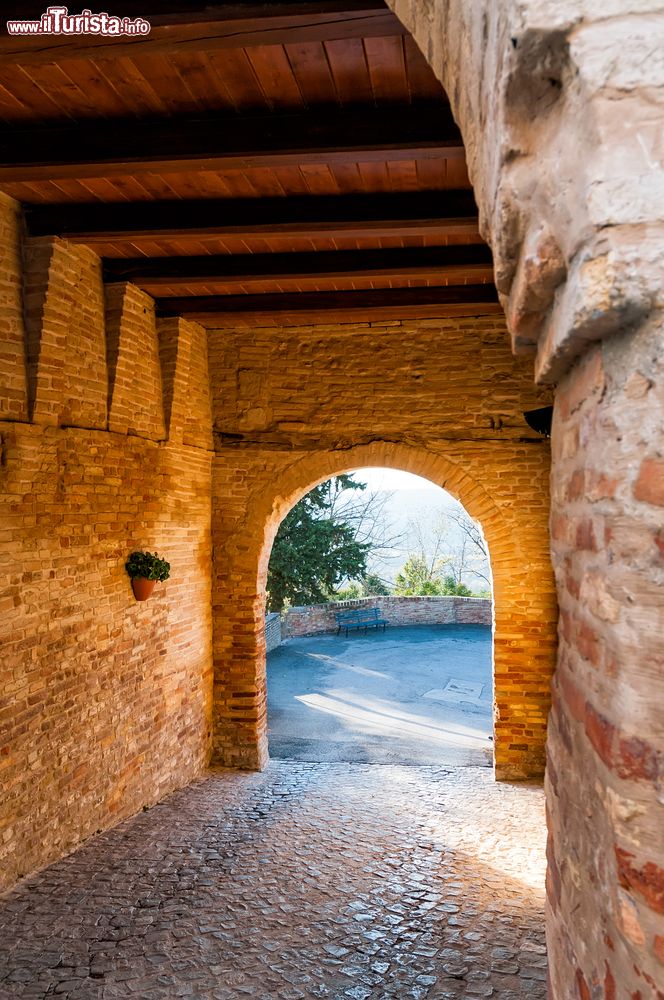 Immagine Il "cassero" del borgo medievale di Montefabbri, regione Marche  - © Maxal Tamor / Shutterstock.com