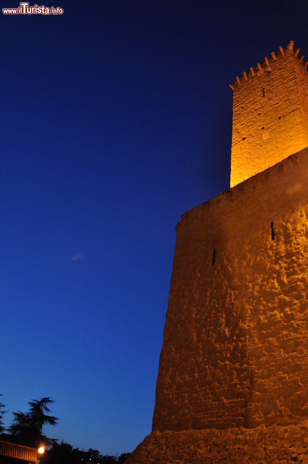 Immagine Il Cassero, il grande torrione di Castelraimondo nelle Marche - © Tuvok89, Wikipedia