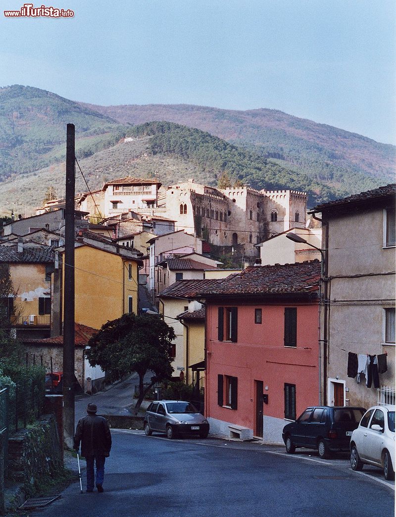 Immagine Il Castel Tonini domina il borgo di Buti in Toscana