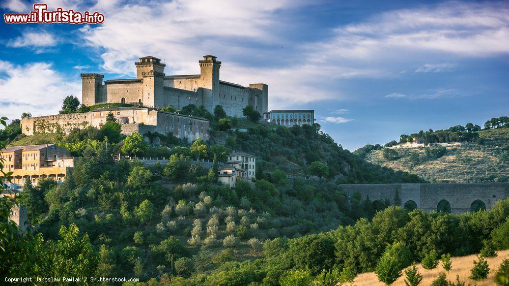 Immagine Il castello Albornoz con la città di Spoleto, provincia di Perugia, Umbria. Questa rocca possiede due cortili interni e sei torri fra cui quella chiamata "della spiritata" - © Jaroslaw Pawlak / Shutterstock.com