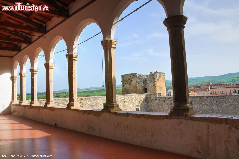 Immagine Il castello aragonese di Venosa, Basilicata, visto dal loggiato. Nel corso del Seicento venne trasformato da fortezza a dimora signorile da Carlo e Emanuele Gesualdo - © Mi.Ti. / Shutterstock.com