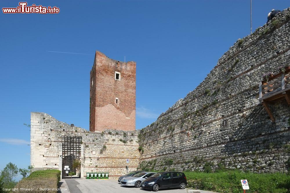 Immagine Il castello Bellaguarda a Montecchio Maggiore, Vicenza, Veneto. Detto anche "di Giulietta" questo castello appartenne alla famiglia dei Capuleti. Ricostruito in epoca mdoerna, oggi è in disuso e utilizzato come ristorante  - © MTravelr / Shutterstock.com