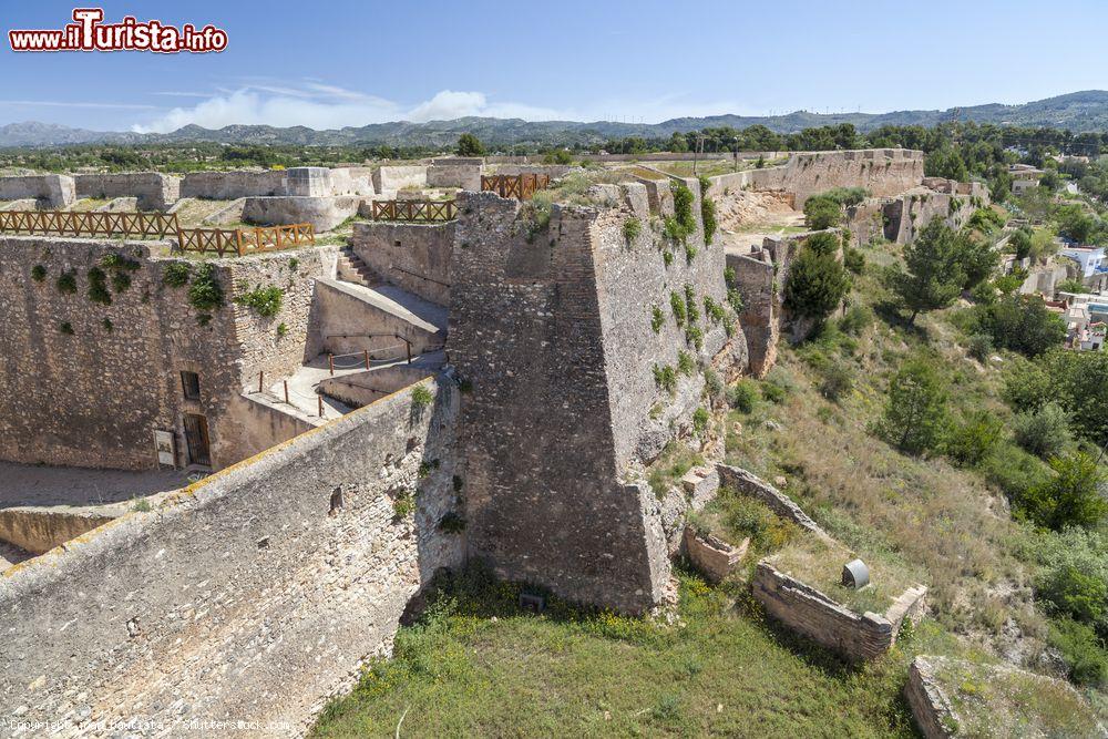 Immagine Il castello della Suda a Tortosa, Catalogna. Questo imponente e massiccio monumento è il primo ad attirare l'attenzione del visitatore. Sorge abbarbicato alla sommità di un colle e oggi ospita un lussuoso albergo da cui si gode un panorama mozzafiato - © joan_bautista / Shutterstock.com