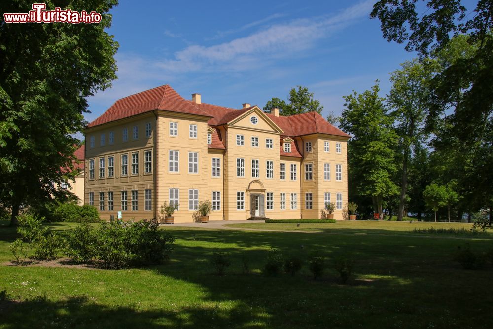 Immagine Il castello dell'isola Mirow nel Mueritz National Park, Meclemburgo-Pomerania, Germania. Il parco, fondato nel 1990, si estende su una superficie di 318 km quadrati.