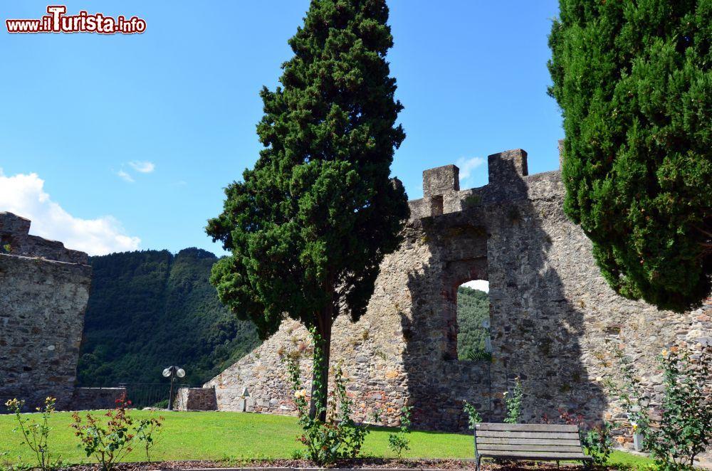Immagine Il Castello di Ameglia in provincia di La Spezia in Liguria - © Davide Papalini, CC BY-SA 3.0, Wikipedia