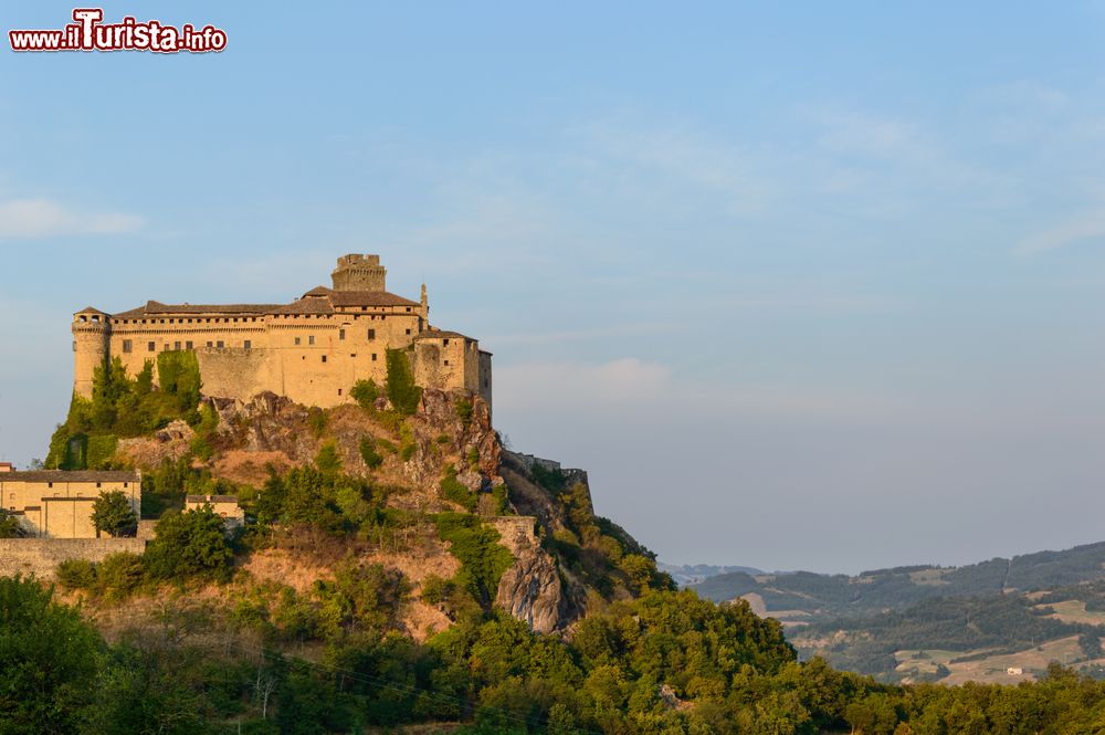 Immagine Il castello di Bardi è conosciuto anche con il nome di Castello Landi. Si trova su uno sperone roccioso di diaspro rosso sugli Appennini in provincia di Parma.