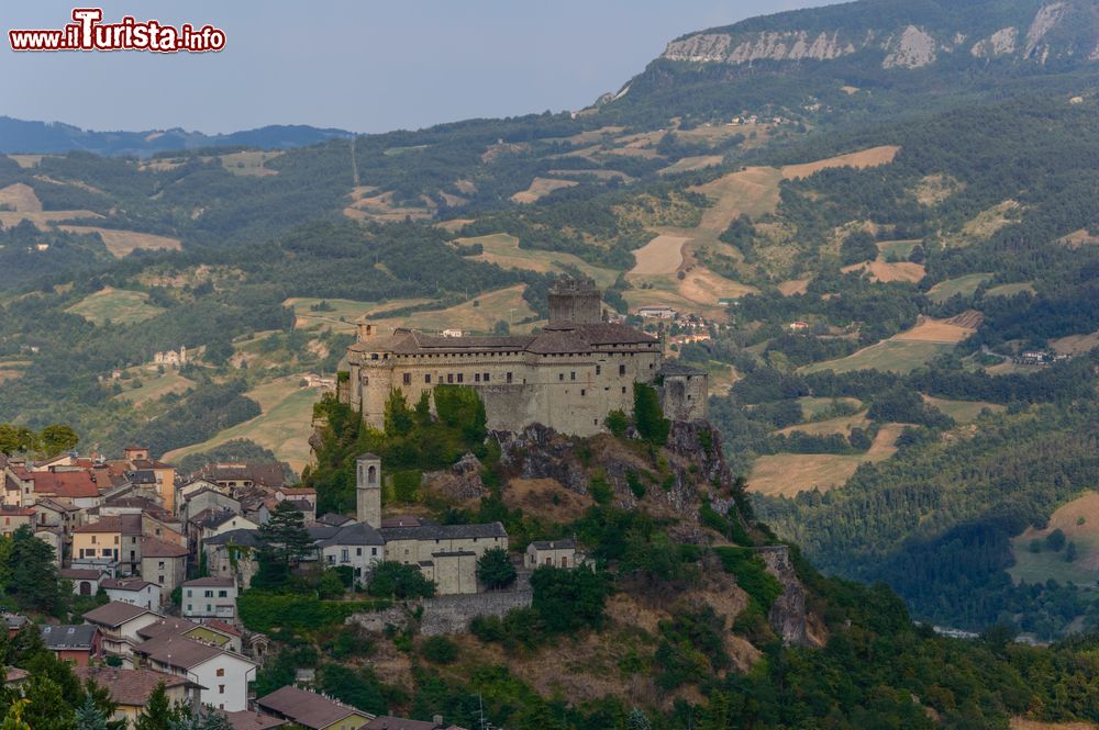 Immagine Il castello di Bardi, in provincia di Parma, fu costruito a partire dal IX secolo dal Marchese Berengario del Friuli.