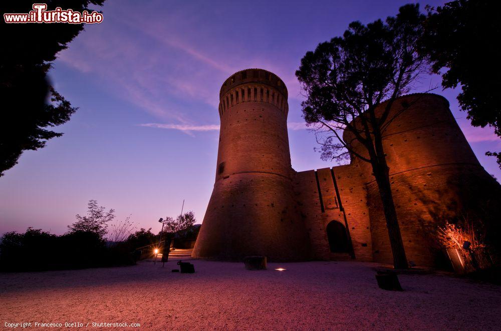 Immagine Il castello di Bertinoro, Emilia Romagna, fotografato di notte. Situata sulla sommità del colle cittadino, la rocca ospitò per alcuni mesi anche l'imperatore Federico Barbarossa - © Francesco Ocello / Shutterstock.com