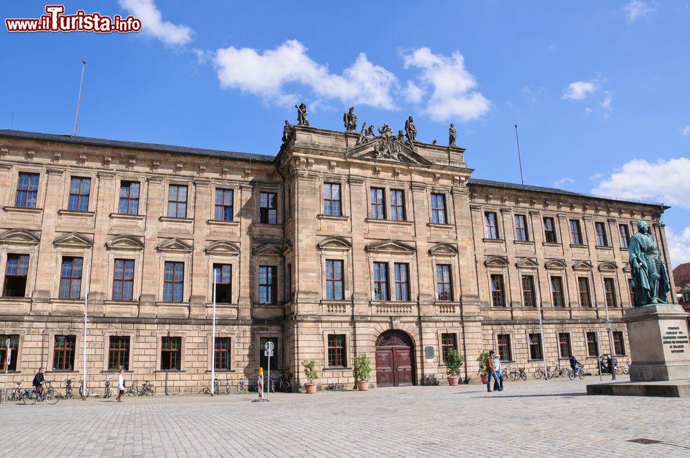 Immagine Il castello di Erlangen, Germania, ospita la sede amministrativa dell'Università. Fondata nel 1742-43 con il nome latino di Academiae Friderico Alexrandinae, rappresenta la seconda più grande università statale della Baviera con ben 5 facoltà e oltre 12 mila dipendenti. 