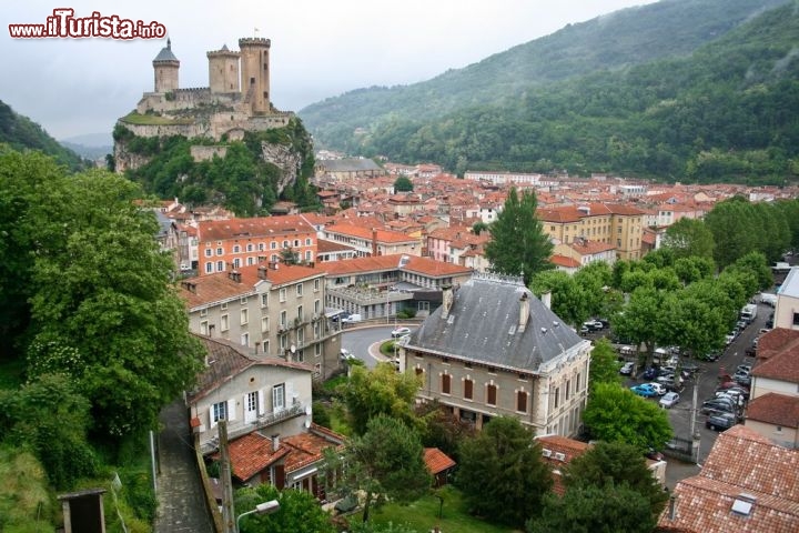 Immagine Il castello di foix domina la citta - © Lenar Musin / shutterstock.com