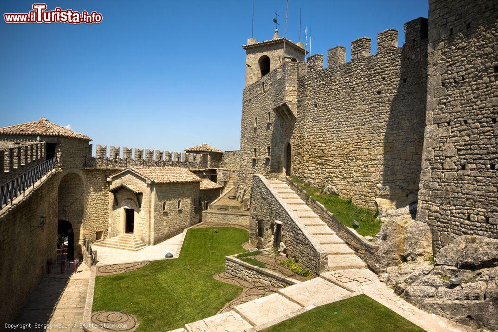 Immagine Il castello di Guaita visto all'interno, San Marino. Come le altre due torri, anche questa dal 2002 compare sulle monete euro - © Sergey Kelin / Shutterstock.com
