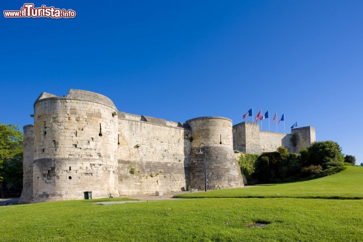 Immagine Il castello di Guglielmo il Conquistatore a Caen, Francia. I bastioni del castello sono una delle poche cose rimaste dai bombardamenti del D-day - © PHB.cz (Richard Semik) / Shutterstock.com