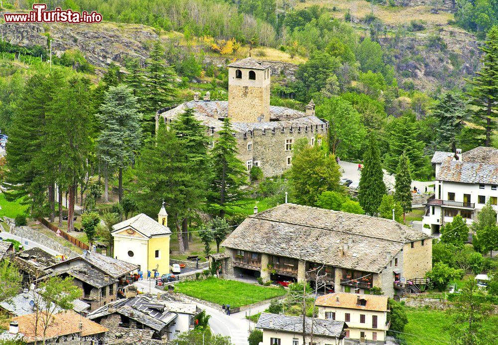 Immagine Il castello di Introd, Valle d'Aosta, visto dall'alto. Il maniero sorge su un promontorio protetto dalle gole del torrente Savara e e della Dora di Rhemes - © Pecold / Shutterstock.com