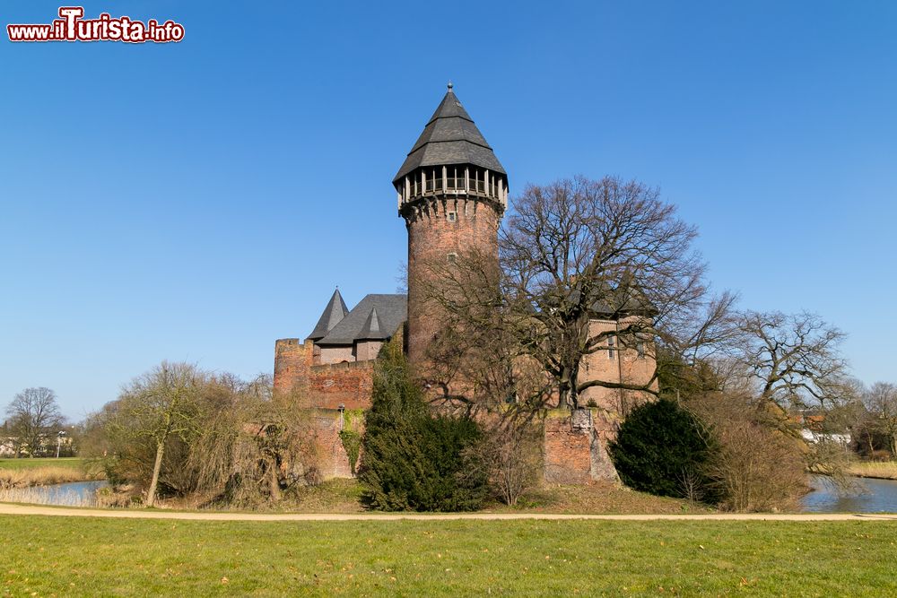 Immagine Il castello di Krefeld, Germania. Situato nella parte occidentale della Germania Nord Reno Westfalia, ospita al suo interno un interessante museo con reperti di archeologia. Nel castello si trova inoltre la tomba con le ossa del principe Otto von Linn.