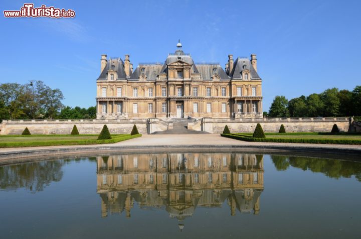 Immagine Il grande Castello di Maisons-Laffitte in Francia, venne costruito nella prima metà del 17° secolo, nella regione del Ile de France, non distante da Parigi  - © Pack-Shot / Shutterstock.com