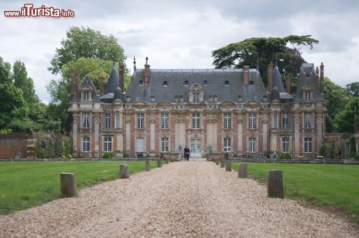 Immagine Il castello di Miromesnil nei pressi di Dieppe, Alta Normandia, Francia. Coperto da un grande tetto in Ardesia, questo edificio si presenta con una facciata in stile Luigi XIII° - © 34362841 / Shutterstock.com