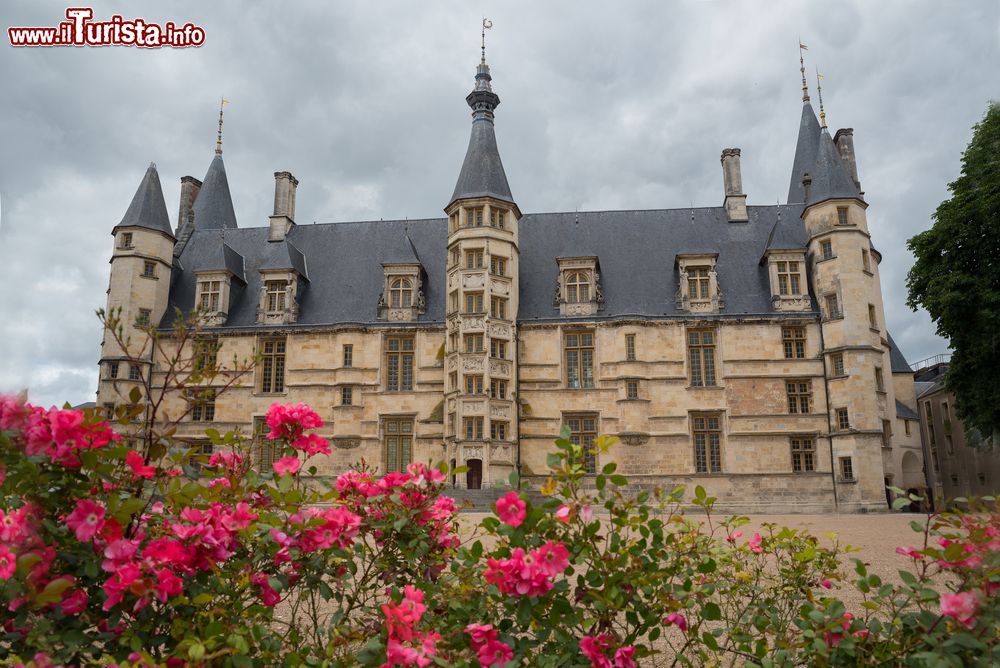 Immagine Il castello di Nevers con il giardino fiorito, Francia: la sua ampia facciata rinascimentale è fiancheggiata da torrette poligonali.