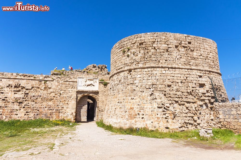 Immagine Il Castello di Othello nel porto di Famagosta, Cipro Nord. Venne costruito con le sue imponenti mura dai Lusignano nel corso del XIV° secolo.