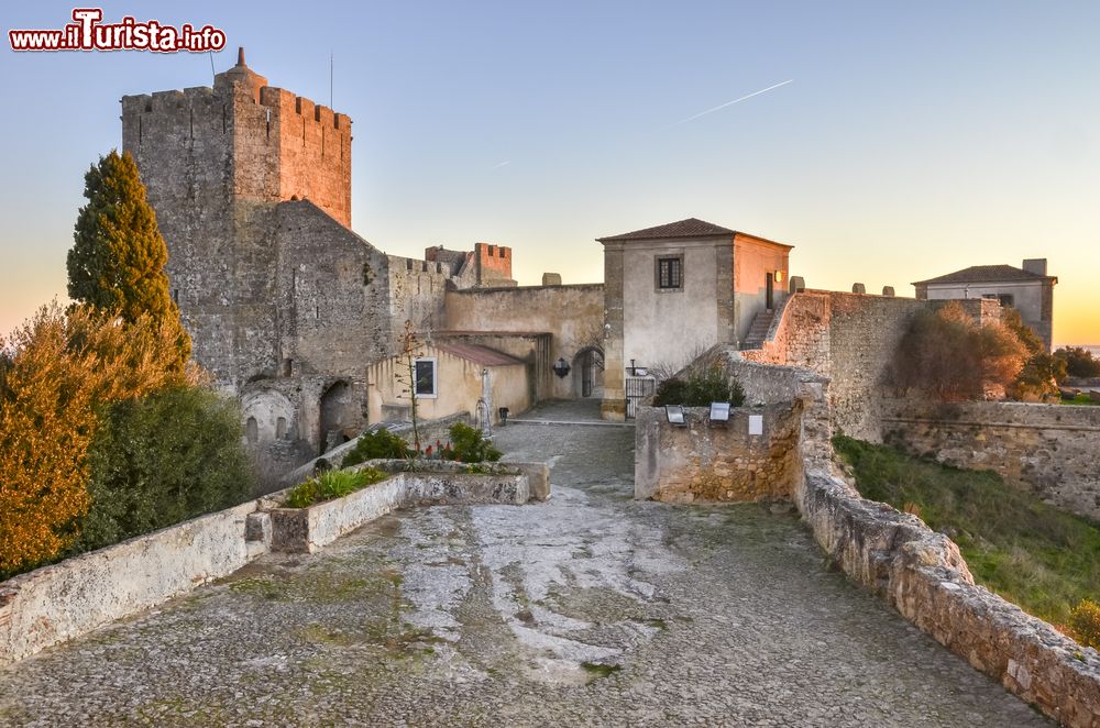 Immagine Il castello di Palmela al tramonto, Portogallo. E' uno dei monumenti più impressionanti dei dintorni di Lisbona: situato a 238 metri di altezza, offre una vista panoramica sull'estuario del Sado e sulle montagne di Arrabida.