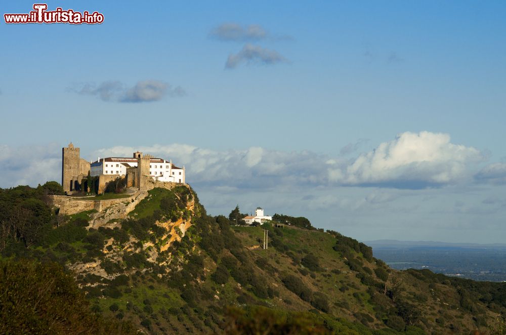 Immagine Il castello di Palmela fotografato dall'alto, Portogallo. S'innalza su uno dei punti più alti della Serra da Arrabida.