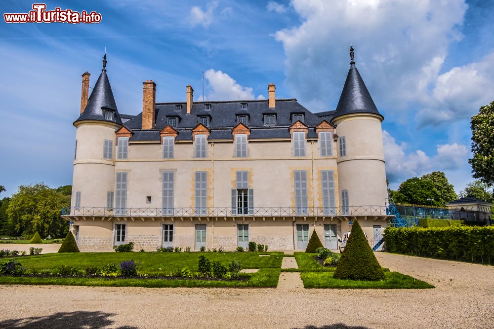 Immagine Il castello di Rambouillet, Francia: principale monumento cittadino, il maniero venne costruito nel XIV° secolo e nel XVIII° secolo divenne la residenza di svago di Luigi XVI°.