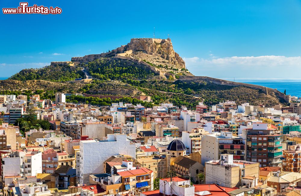 Immagine Il castello di Santa Barbara di Alicante sul monte Benacantil, Spagna.