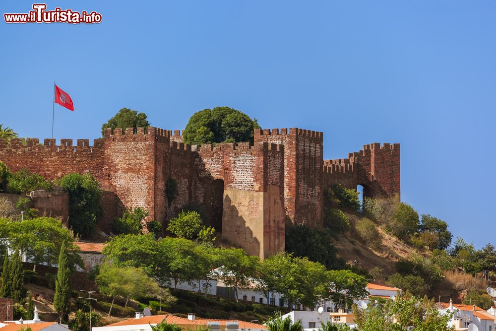 Immagine Il castello di Silves, Portogallo. Le torri e le mura, erette su una collina della Serra de Monchique, sono un magnifico belvedere sugli aranceti che si stendono lungo il fiume Arade.