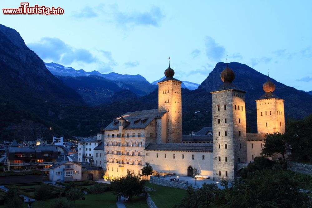 Immagine Il castello di Stockalper a Briga by night, Svizzera. Questa graziosa località si trova incastonata ai piedi del Passo del Sempione.