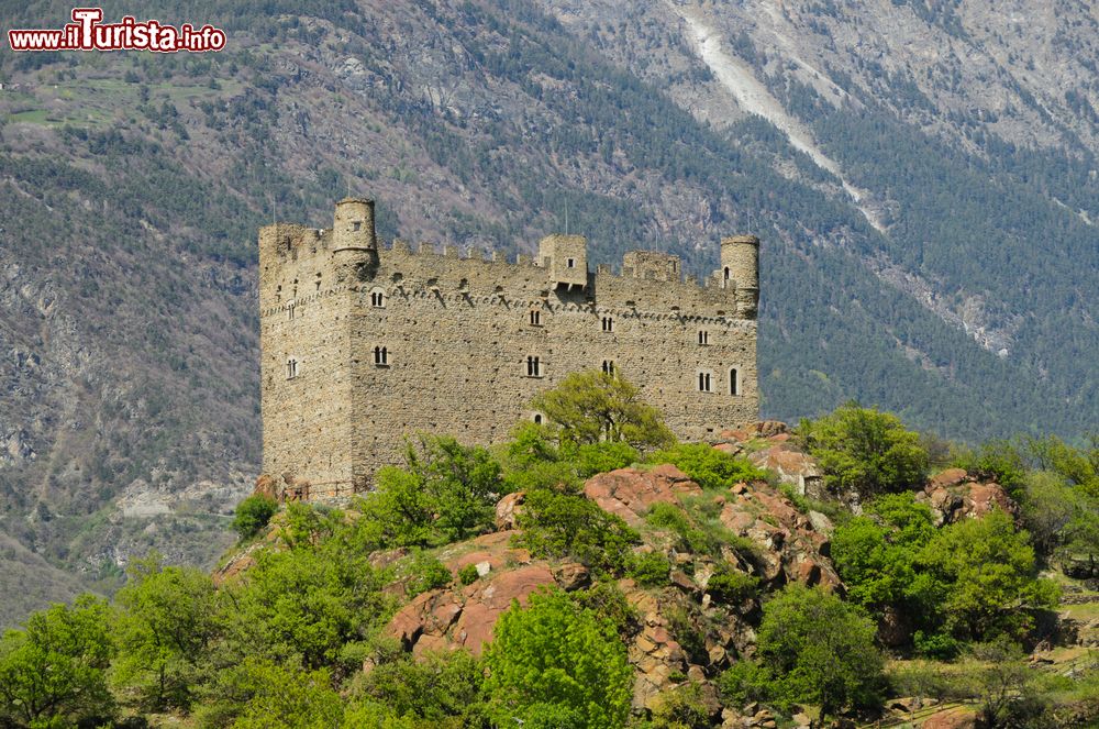 Immagine Il Castello di Ussel che domina l'abitato di Chatillon in Valle d'Aosta