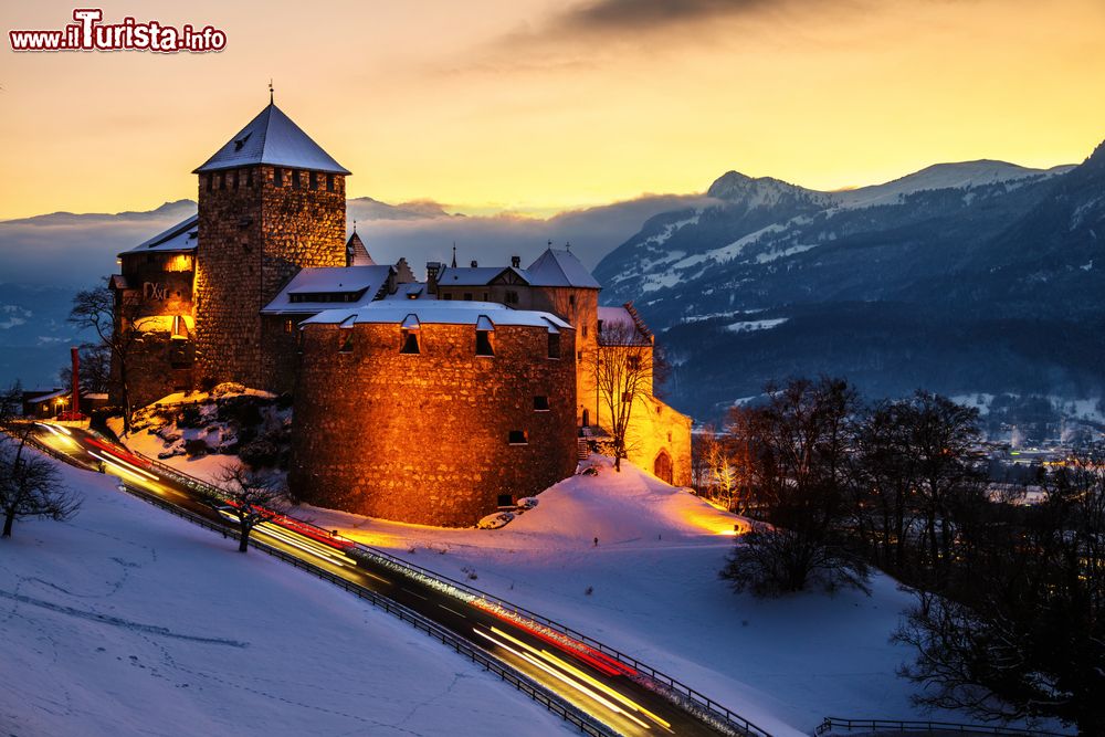 Immagine Il castello di Vaduz illuminato di notte, Liechtenstein. Attuale residenza dei principi, questo castello risale al XII° secolo ma è stato più volte ampliato fra il XVI° e il XIX° secolo. E' situato su una terrazza di roccia elevata a 120 metri sulla città di Vaduz.