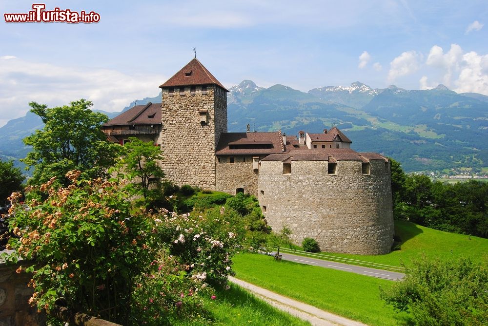Immagine Il castello di Vaduz, la bella capitale del Liechtenstein. Il torrione del XII° secolo e gli edifici del lato est costituiscono la parte più antica di questa cittadella.