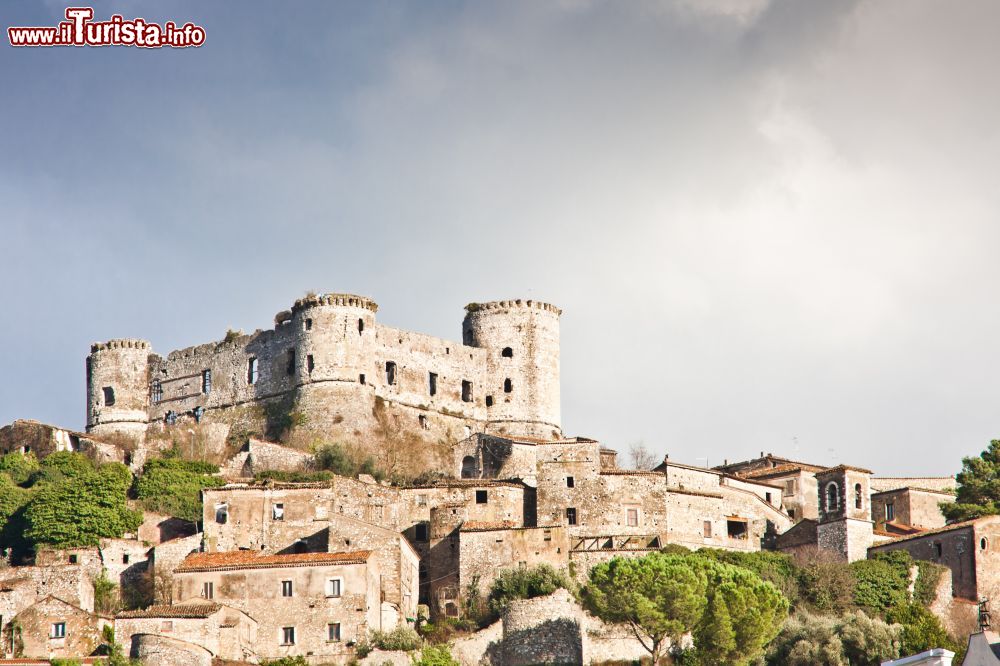 Immagine Il Castello Aragonese domina  la cittadina di Vairano Patenora in Campania