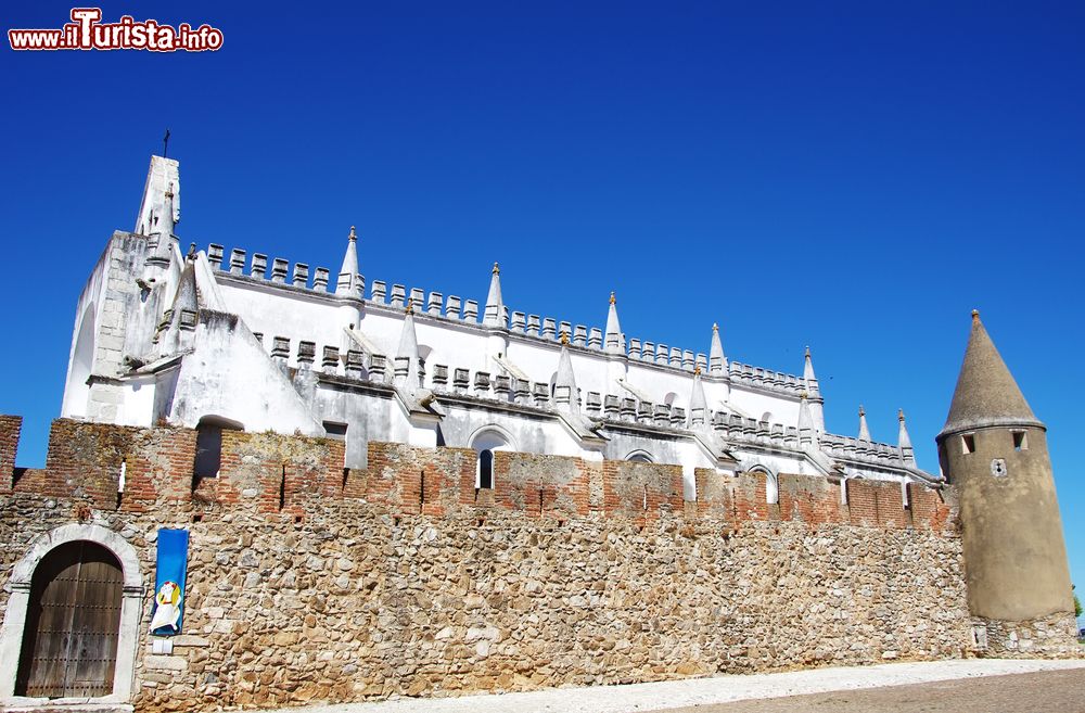 Immagine Il castello di Viana do Alentejo, Portogallo. Edificato ai tempi del re Don Dinis, venne poi fatto ricostruire dal re Don Joao II° che nel 1482 riunì le corti. 