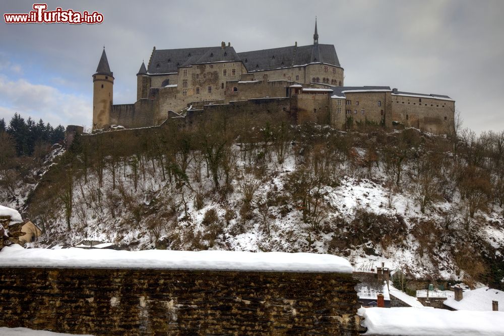 Immagine Il castello di Vianden dopo una nevicata, Lussemburgo. Qui il clima è temperato con estati calde e inverni piuttosto freddi con picchi di -10 durante la notte.