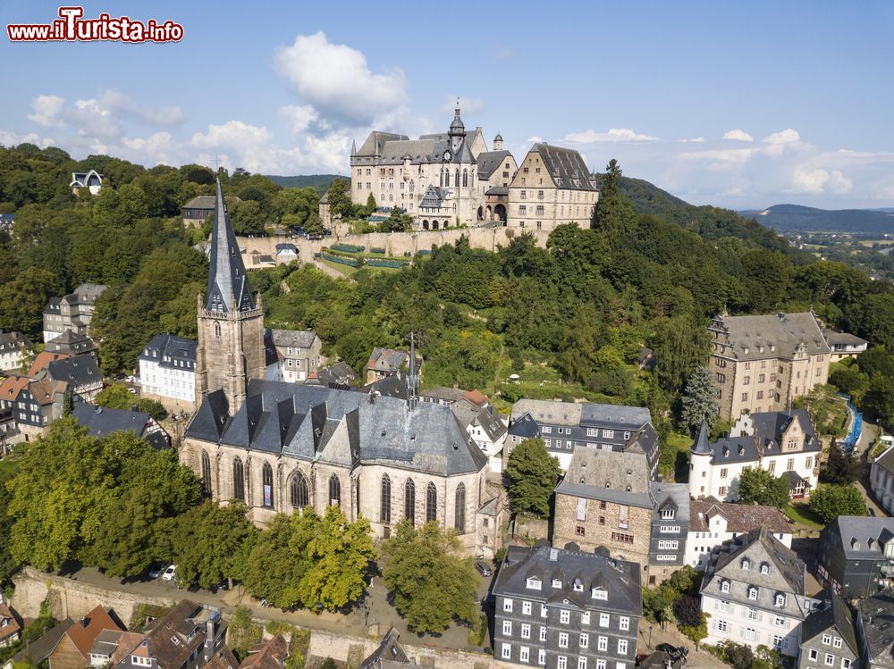 Immagine Il Castello e la storica chiesa di Santa Elisabetta in centro a Marburgo in Germania